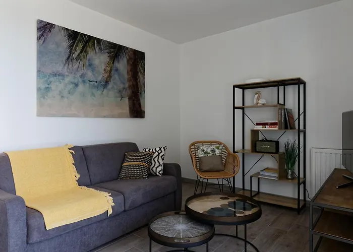 Face A La - 50 M De La Des Homardiers *