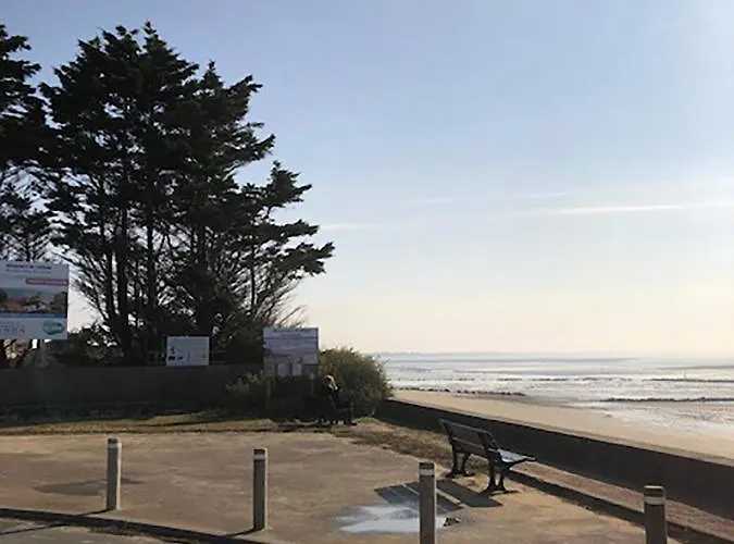 Face à La - 50 M De La Des Homardiers * La Guérinière